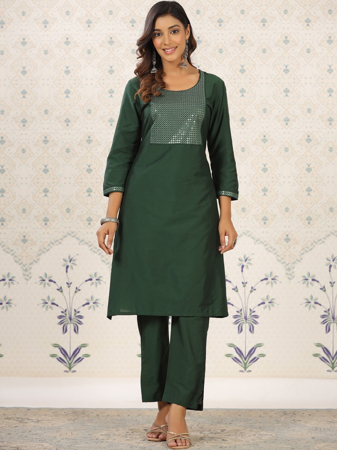 

Ode by House of Pataudi Green Sequinned Detailed Straight Kurta With Trousers