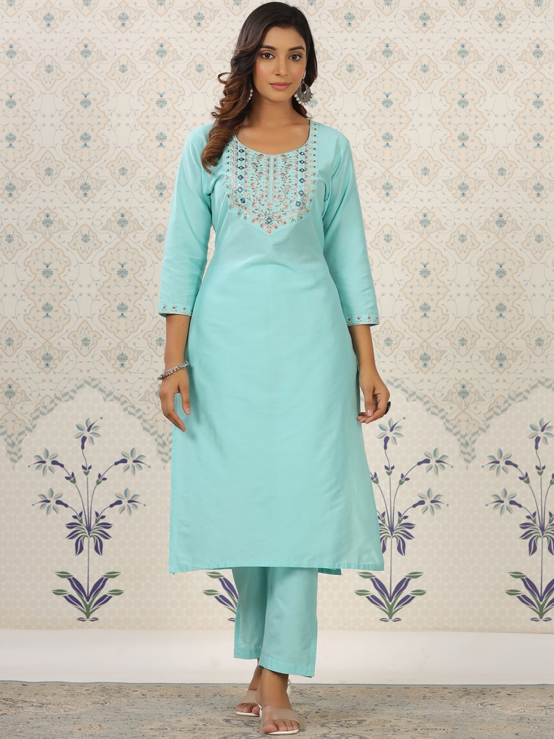 

Ode by House of Pataudi Thread Work Kurta with Trousers, Sea green