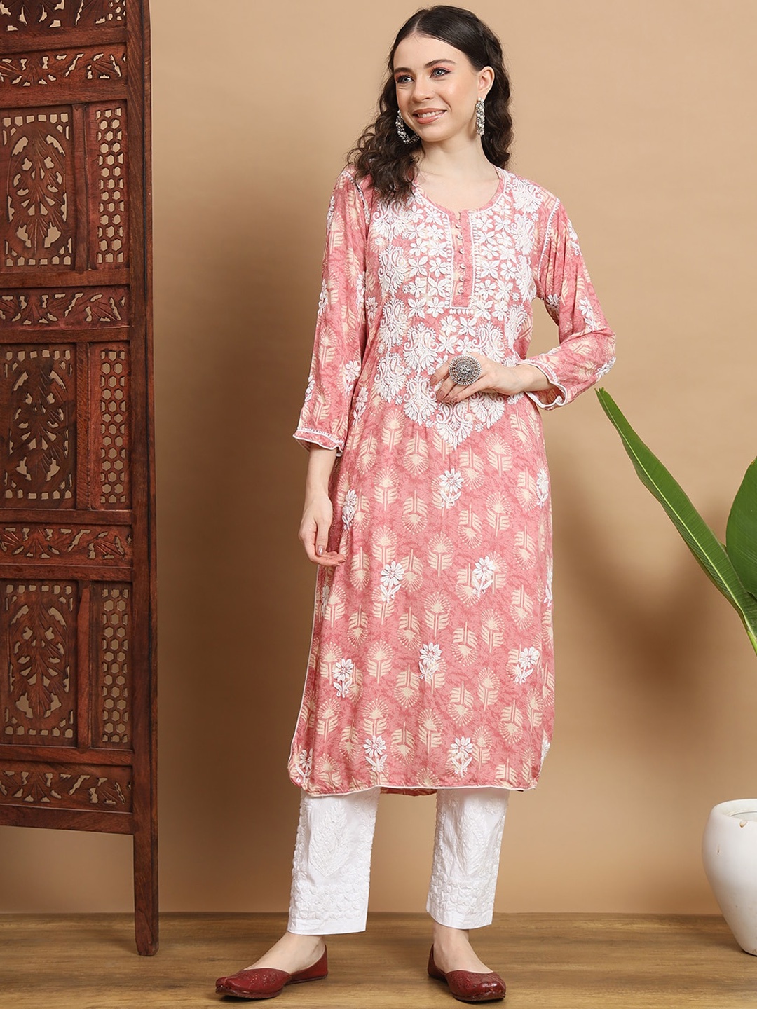 

Ethnava Ethnic Motifs Chikankari Embroidered Kurta With Trousers, Pink