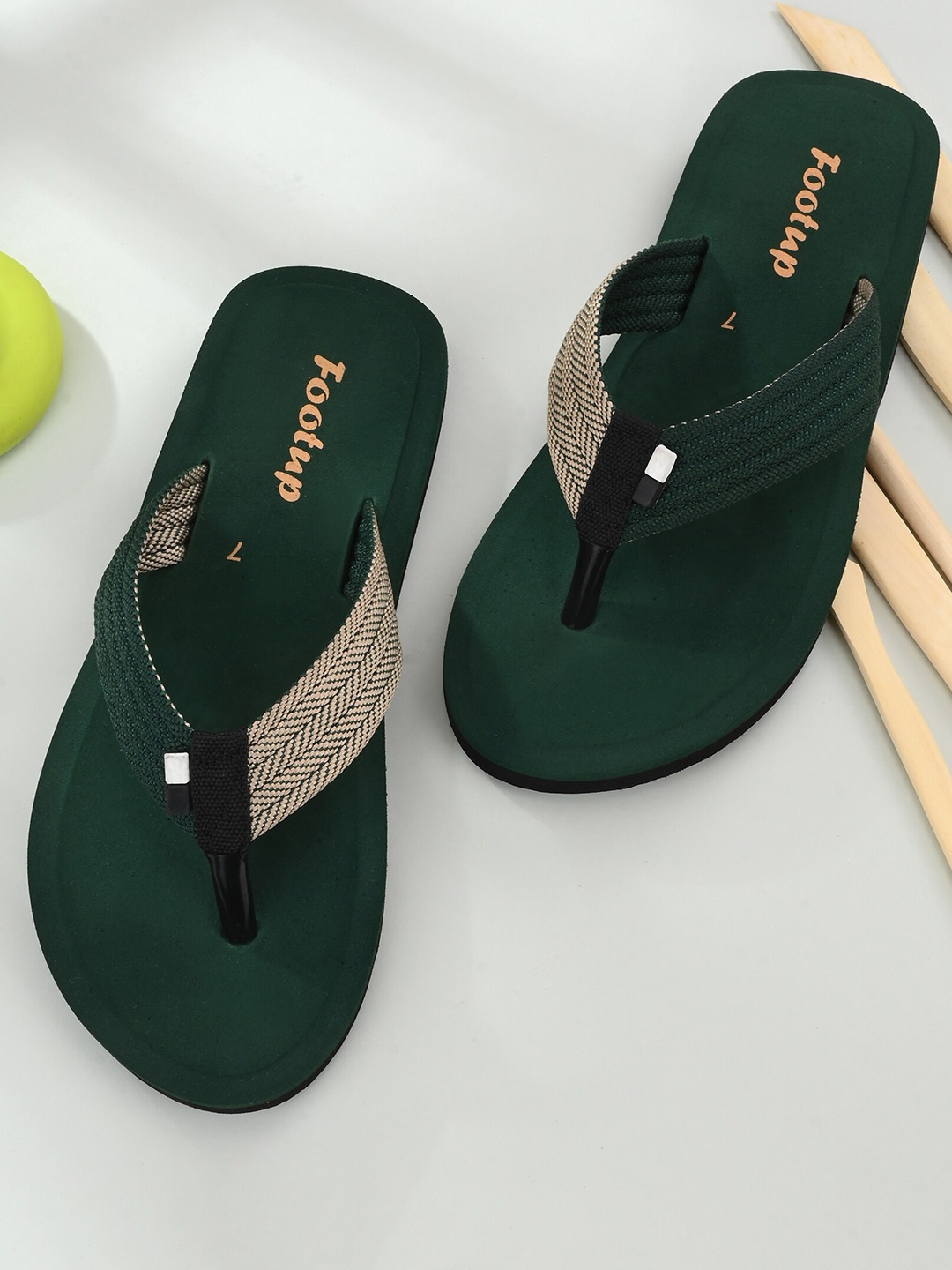 

FOOTUP Men Textured Thong Flip-Flops, Green