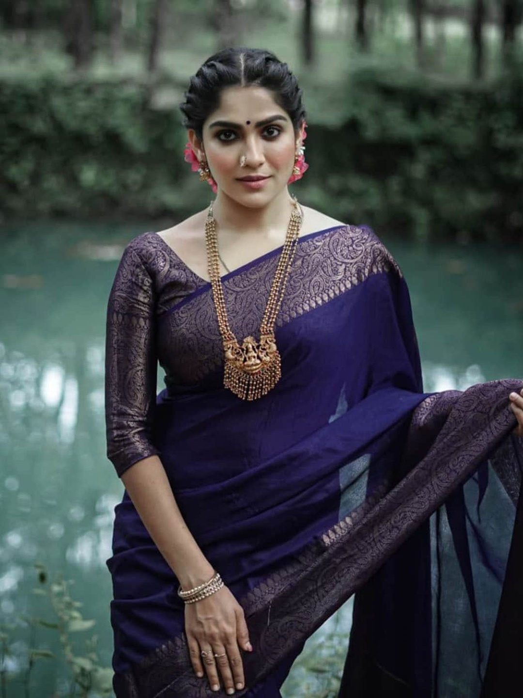 

Wuxi Navy Blue & Gold-Toned Zari Silk Blend Kanjeevaram Saree