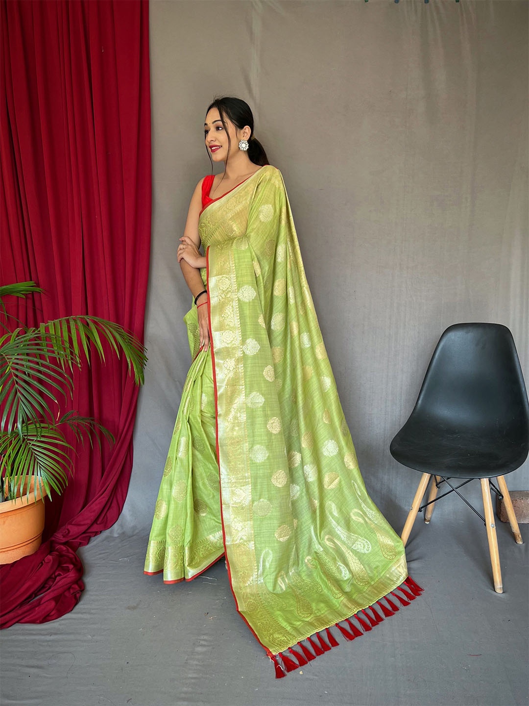 

Mitera Green & Gold-Toned Ethnic Motifs Woven Design Zari Banarasi Saree