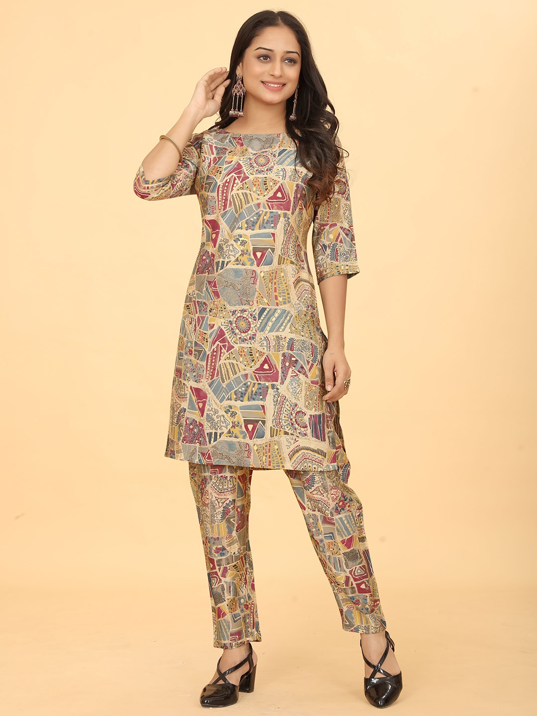 

Riti Women Maroon Floral Printed Regular Kurta with Trousers