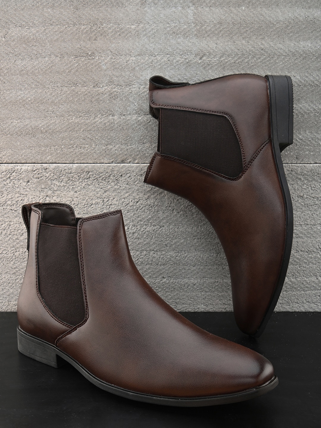 

The Roadster Lifestyle Co. Men Mid-Top Chelsea Boots, Brown