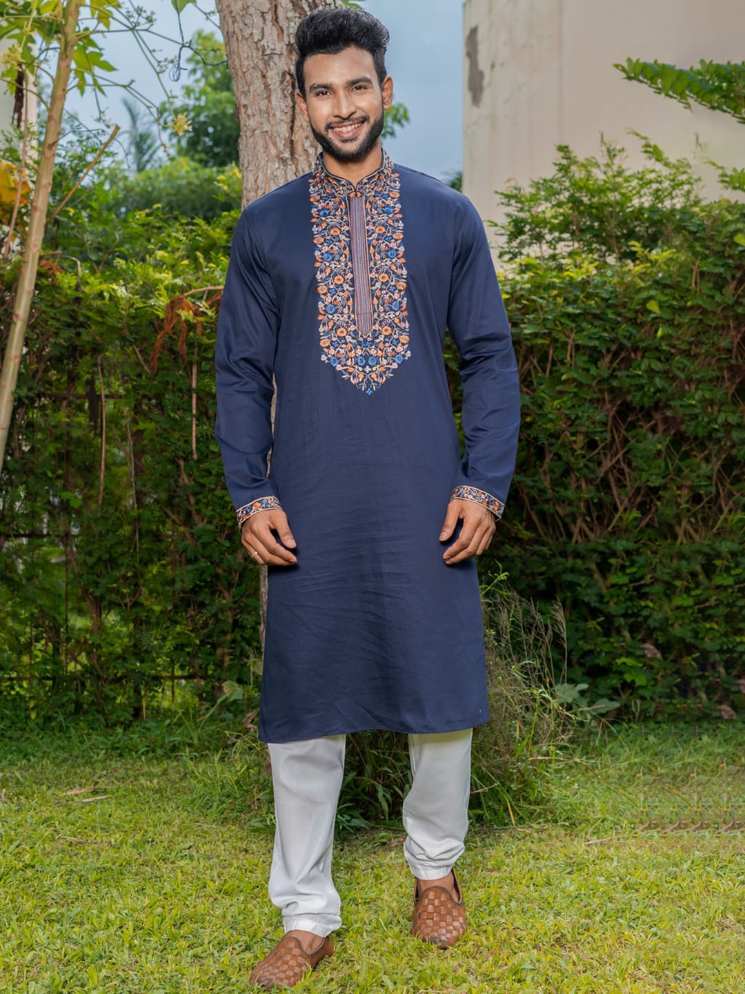 

HU - Handcrafted Uniquely Floral Yoke Design Cotton Silk Thread Work Kurta, Navy blue