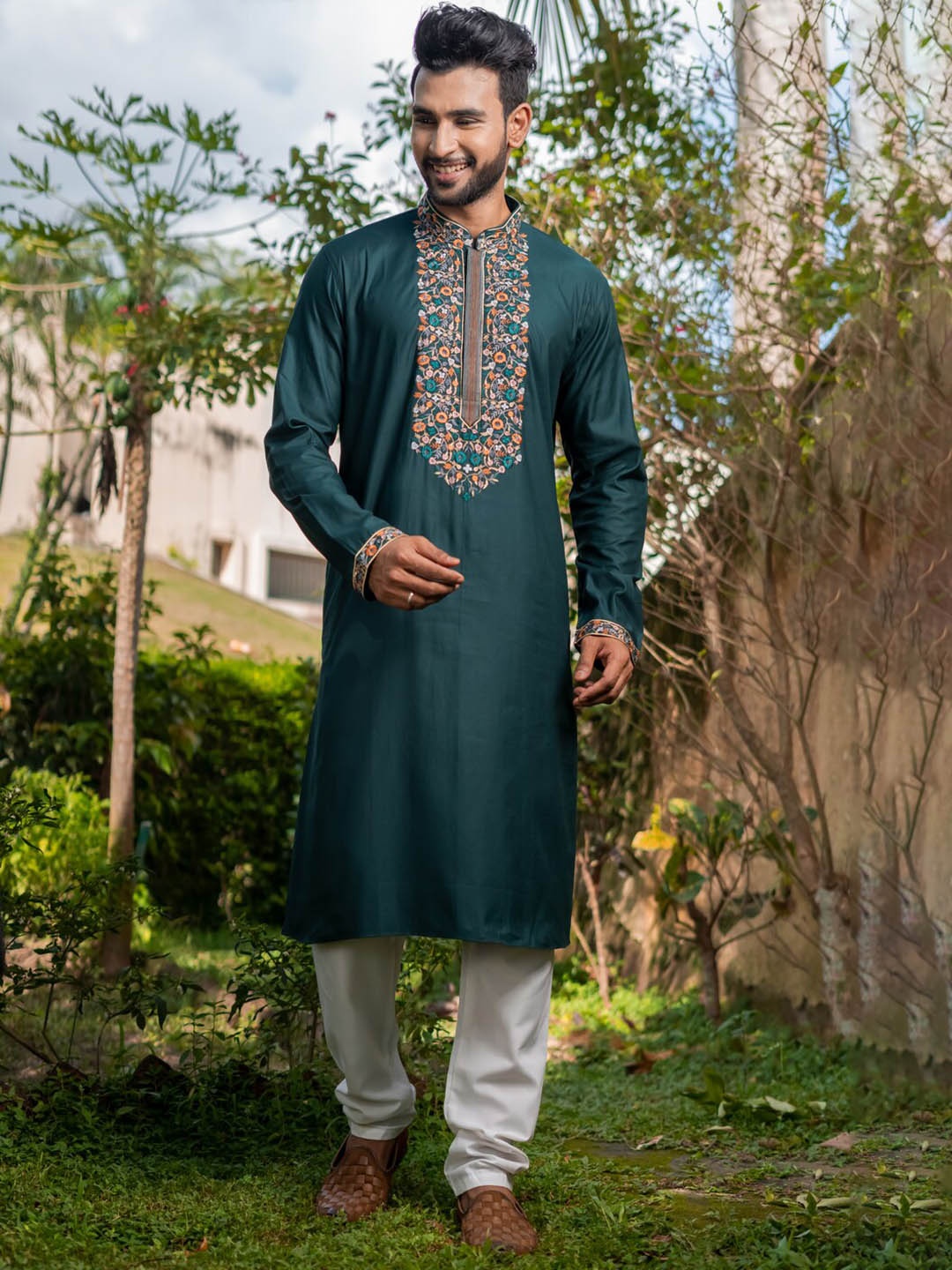 

HU - Handcrafted Uniquely Floral Embroidered Straight Kurta, Green