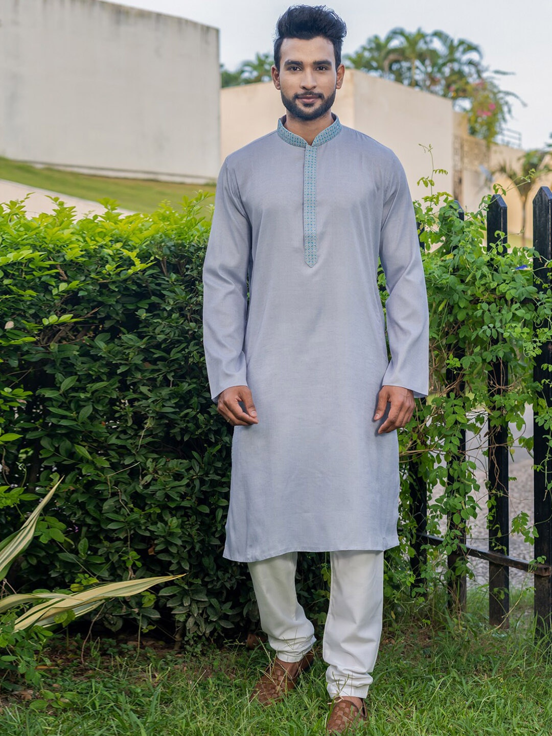 

HU - Handcrafted Uniquely Mandarin Collar Thread Work Straight Kurta, Grey