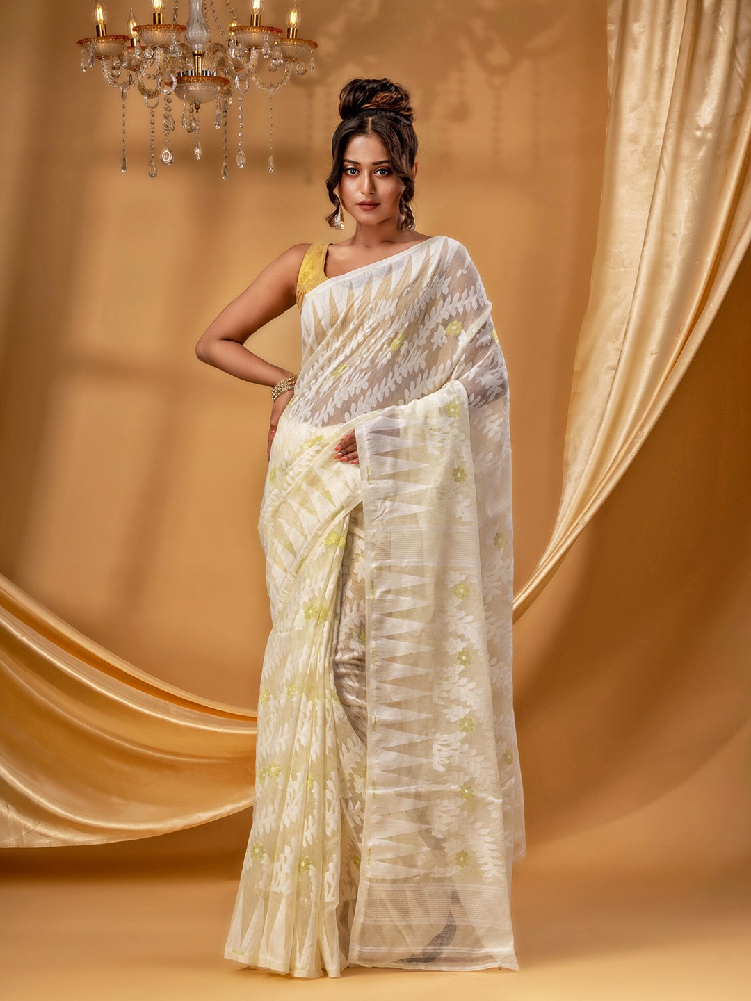

DESH BIDESH Off White & Gold-Toned Woven Design Zari Pure Cotton Jamdani Saree