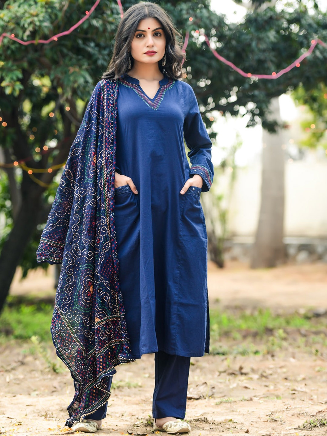 

Jaipuriya Fab Private Limited Pure Cotton Kurta & Pyjamas With Bandhani Printed Dupatta, Navy blue