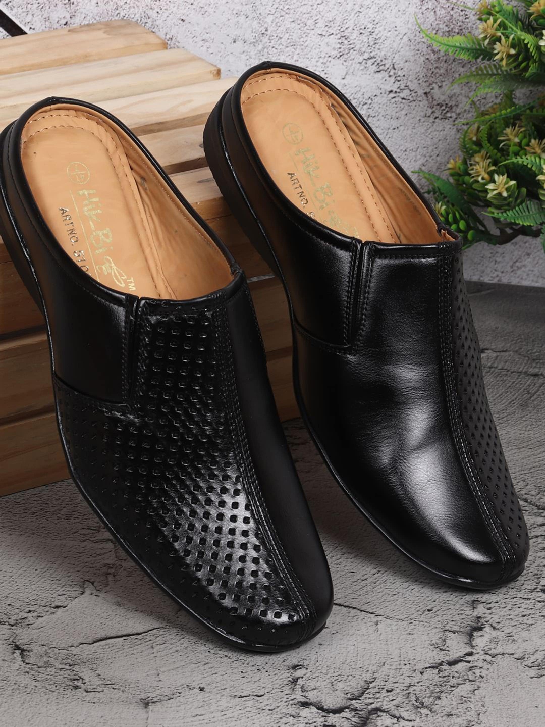 

HikBi Men Textured Leather Anti-Skid Stability Clogs, Black