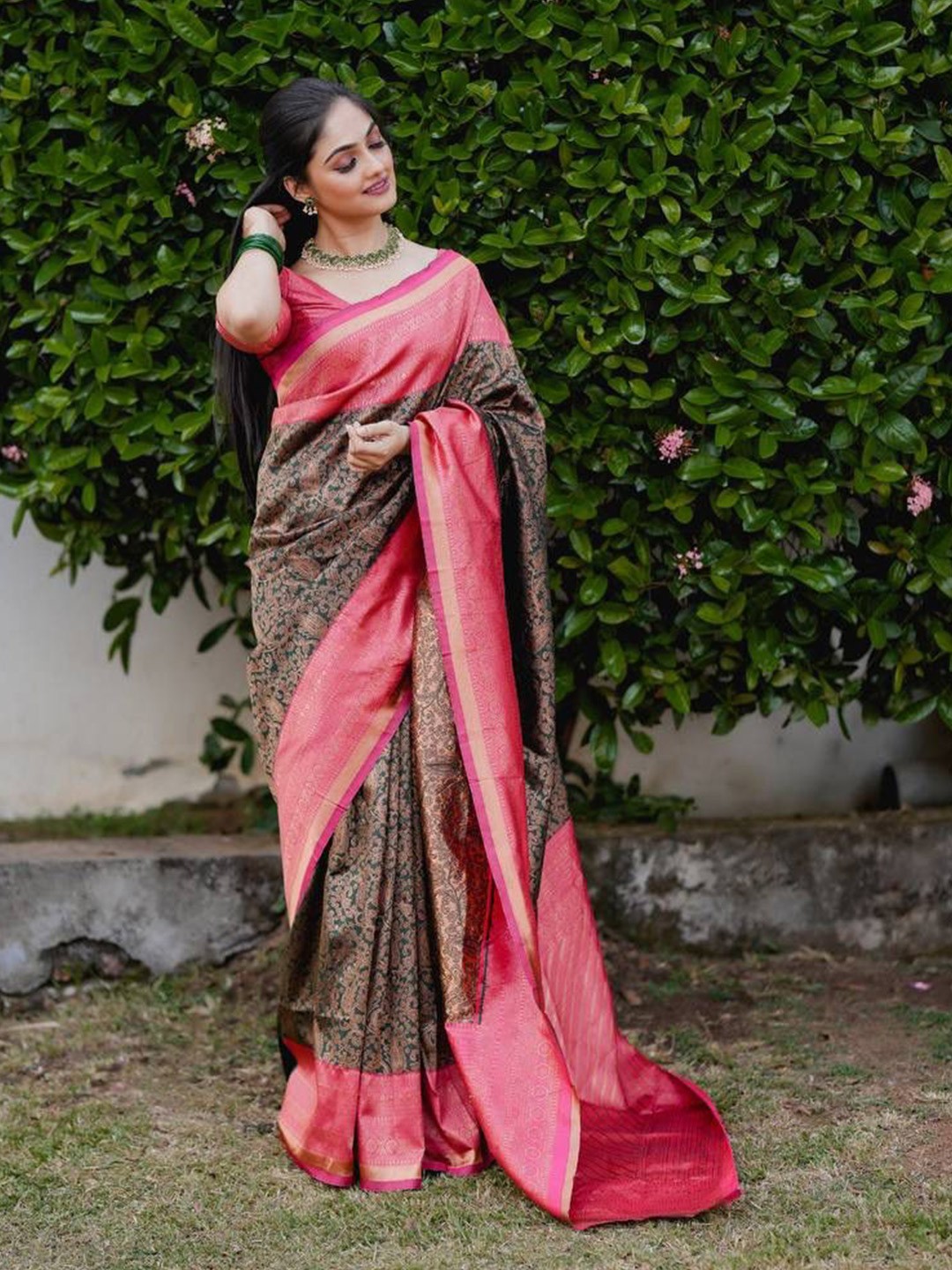 

nirja Fab Ethnic Motifs Woven Design Zari Banarasi Saree, Green
