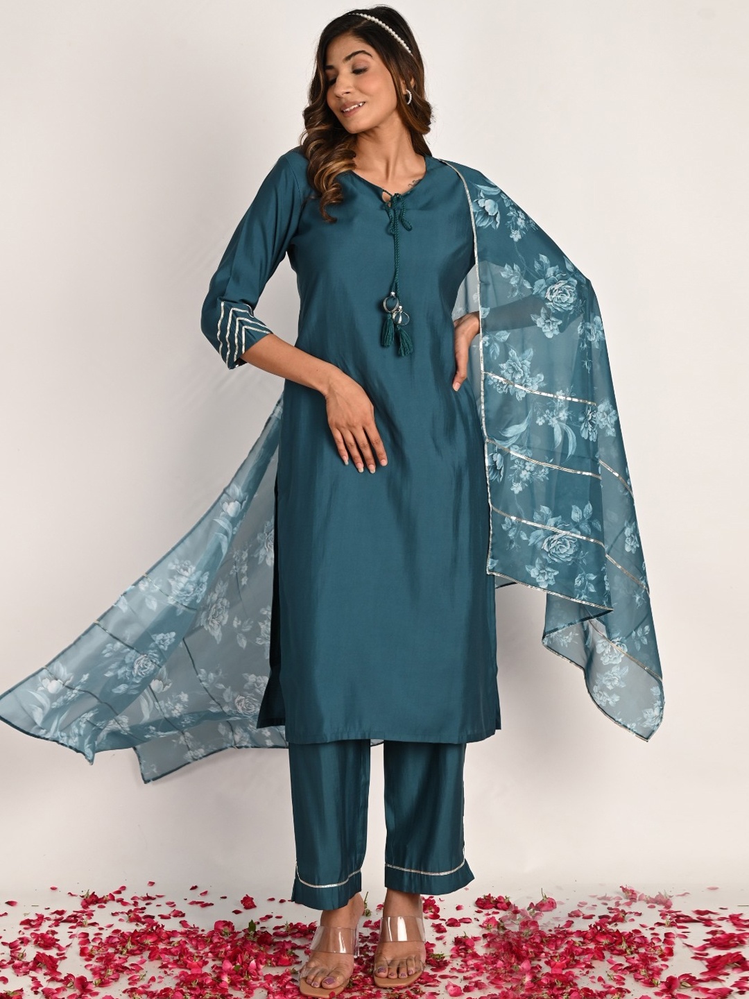 

Do Dhaage Tie-Up Neck Gotta Patti Kurta With Trousers & Dupatta, Green