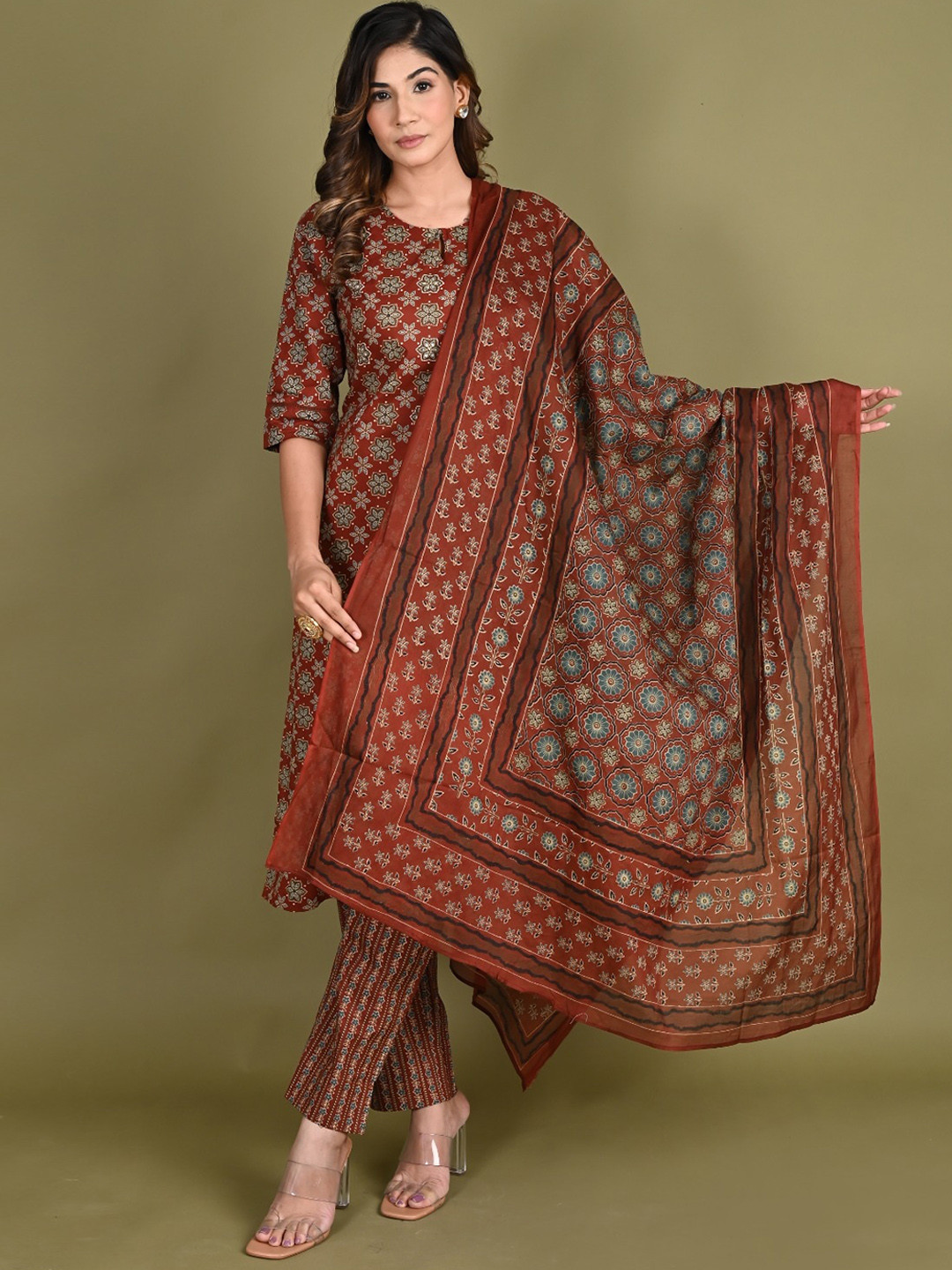 

Do Dhaage Ethnic Motifs Printed Regular Kurta with Trouser & Dupatta, Brown