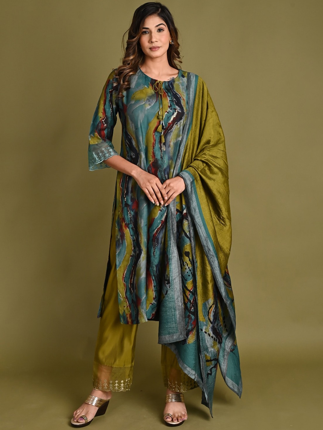 

Do Dhaage Abstract Printed Tie -Up Neck Kurta With Trousers & Dupatta, Green