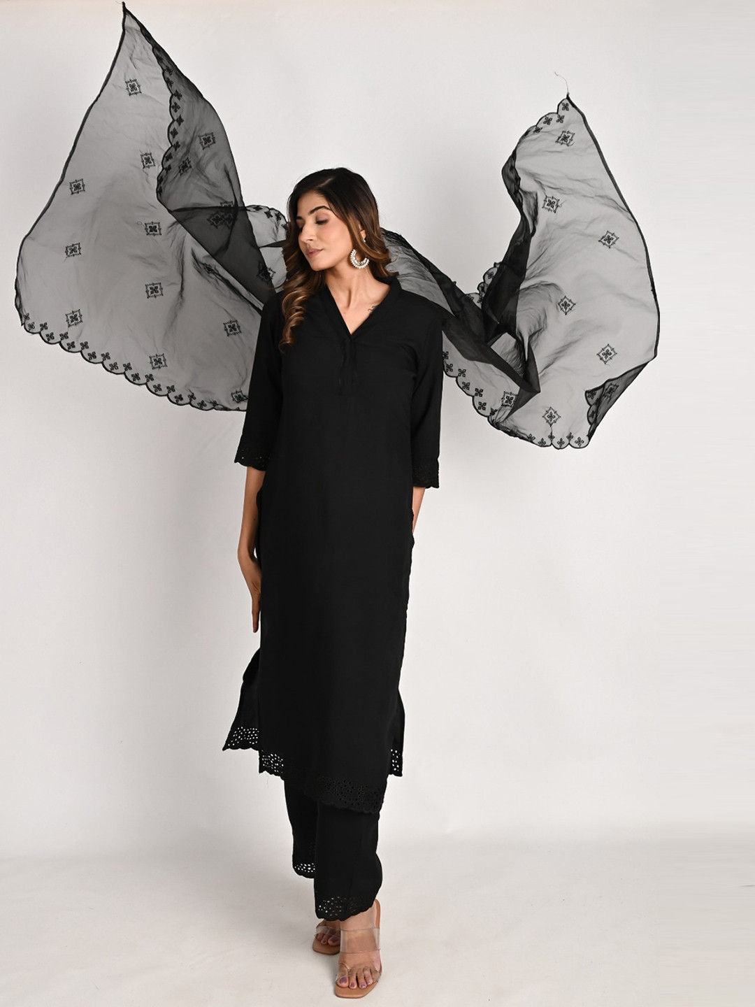 

Do Dhaage V-Neck Kurta With Trousers & Dupatta, Black