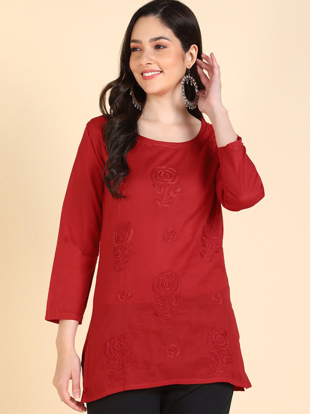 

VAHSON Floral Embroidered Chikankari Straight Kurti, Red