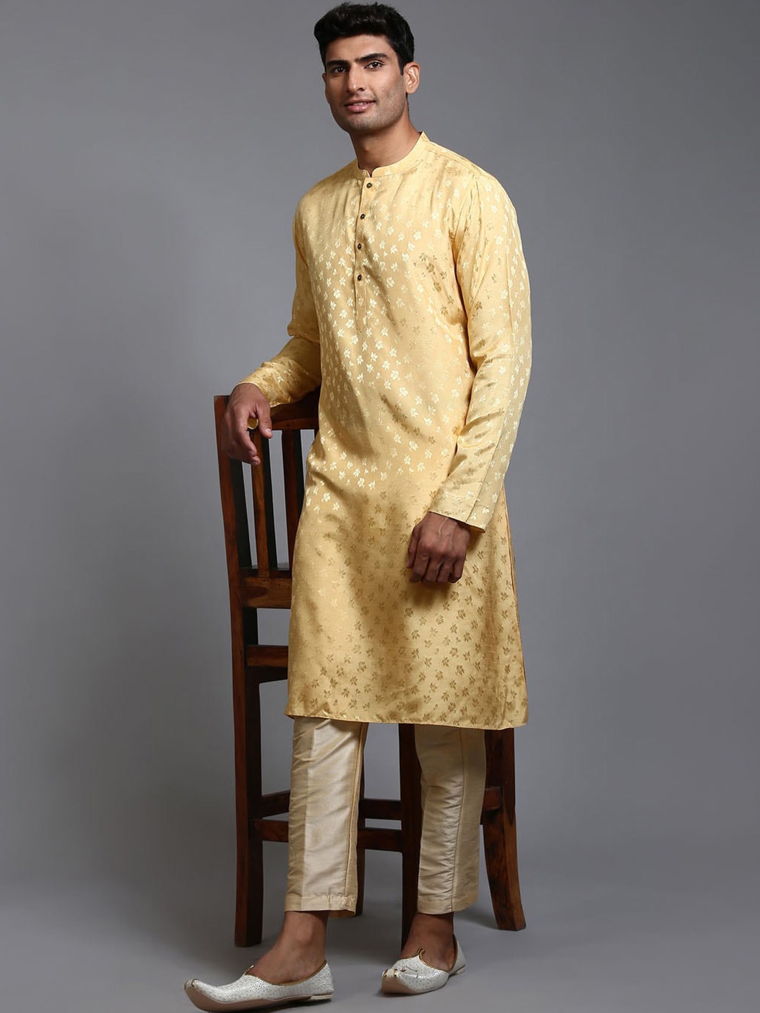 

VASTRAMAY Floral Printed Straight Kurta With Trousers, Yellow