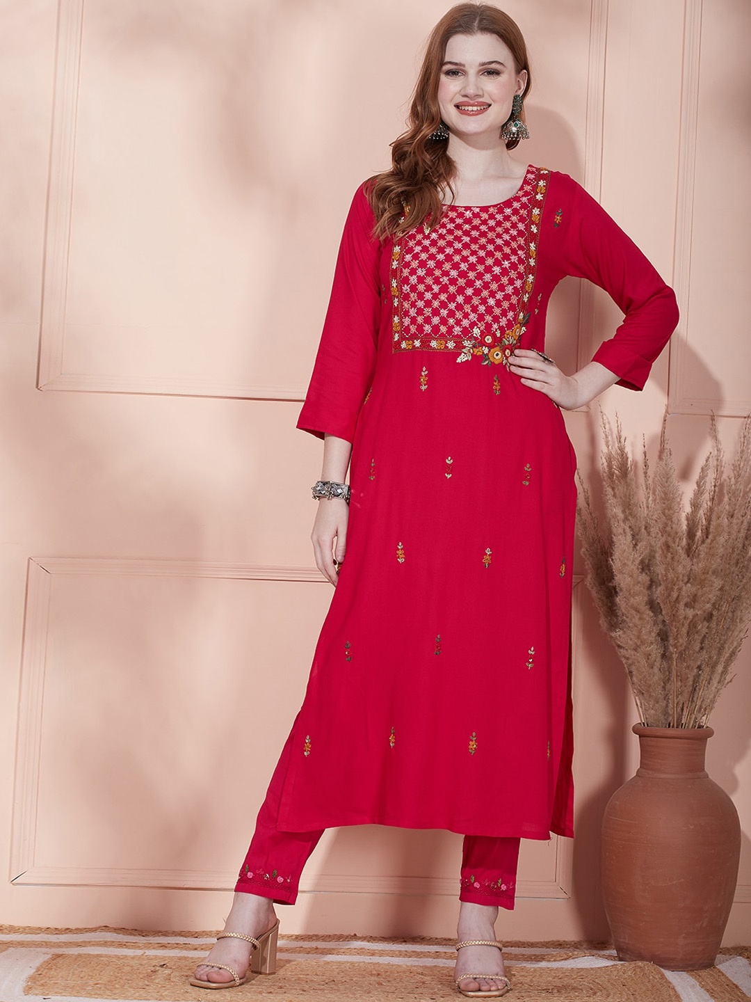 

FASHOR Ethnic Motifs Yoke Design Thread Work Straight Kurta, Pink