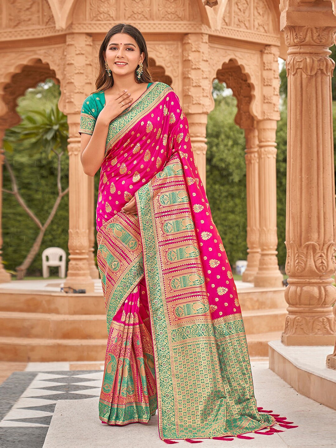 

MONJOLIKA FASHION Woven Design Zari Banarasi Saree, Magenta