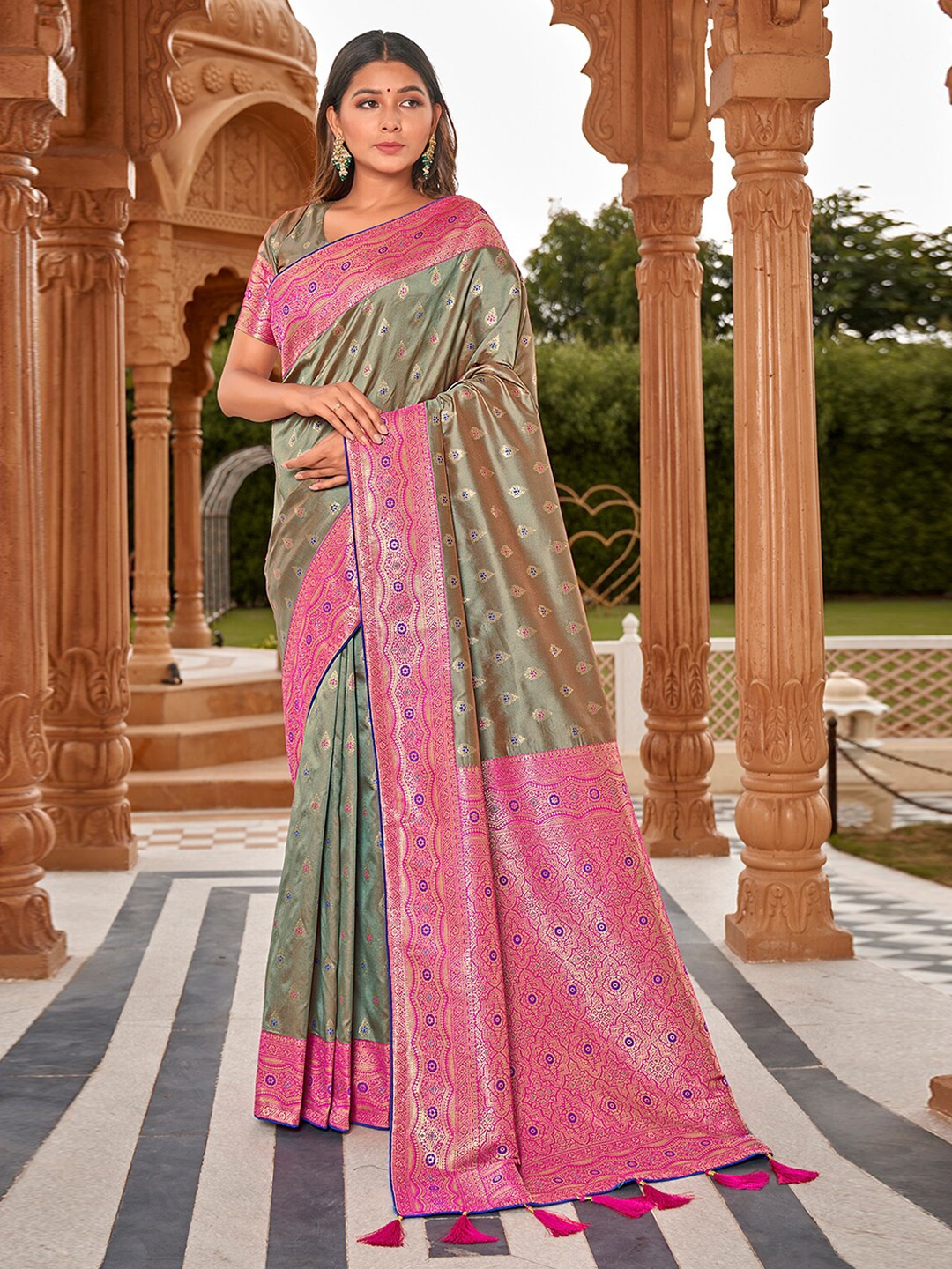 

MONJOLIKA FASHION Woven Design Zari Banarasi Saree, Grey melange