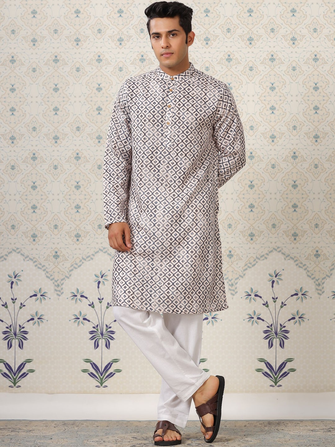 

Ode by House of Pataudi Men Ethnic Motifs Printed Straight Kurta, Beige