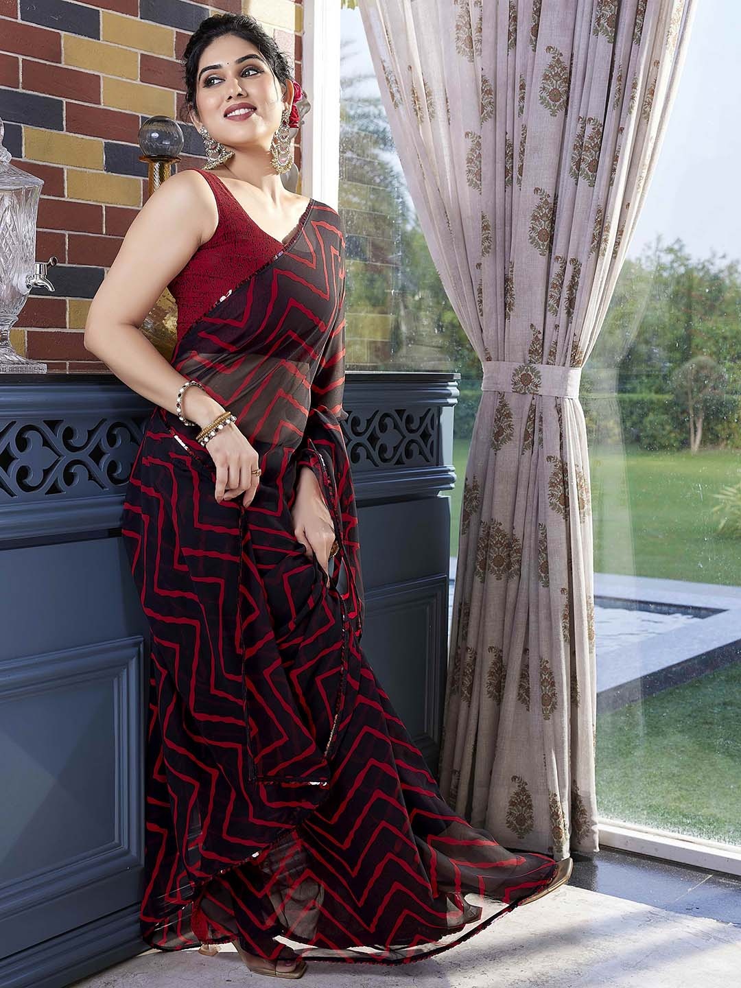 

MIRCHI FASHION Geometric Printed Pure Georgette Saree, Black