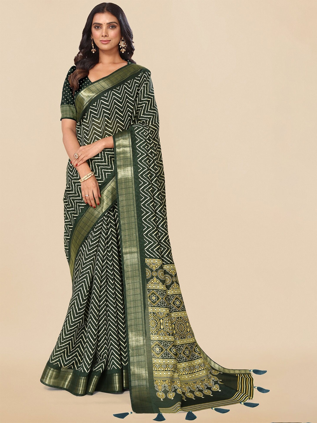 

MIRCHI FASHION Geometric Printed Zari Detailed Saree, Green