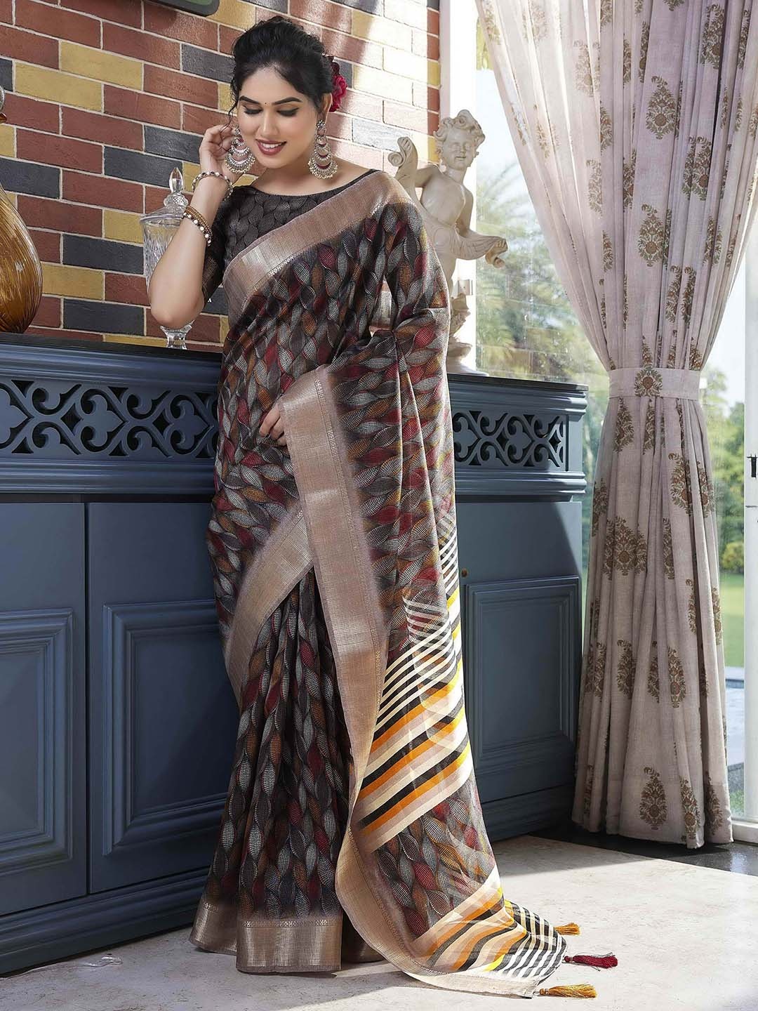 

MIRCHI FASHION Abstract Printed Zari Saree, Grey