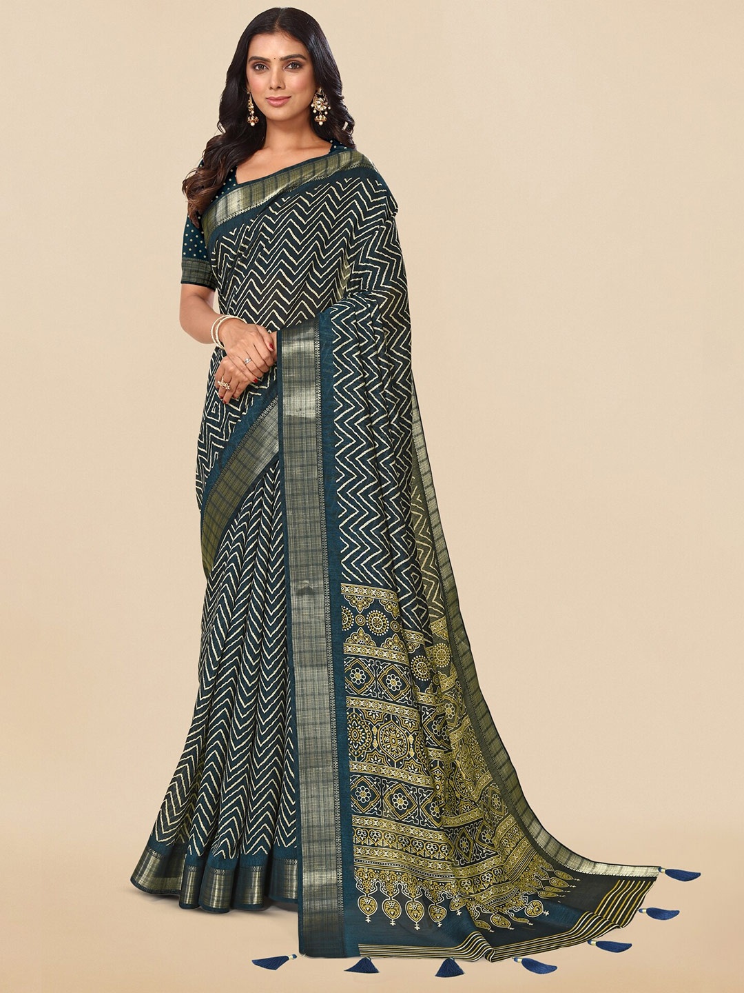 

MIRCHI FASHION Navy Blue & White Chevron Printed Zari Saree