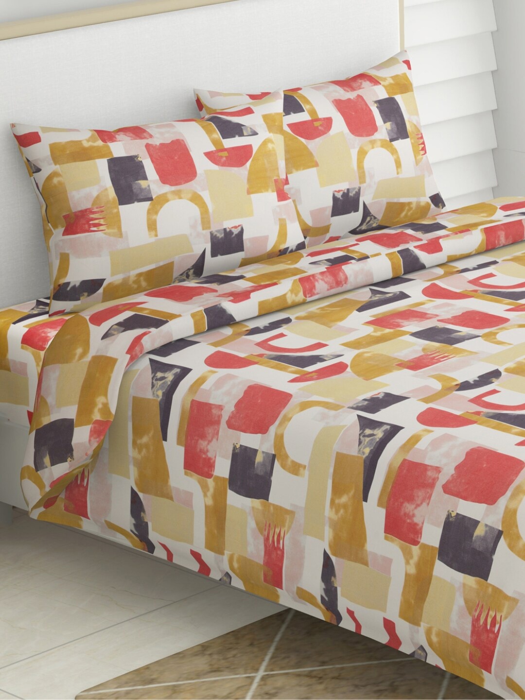 

haus & kinder Yellow & Red Printed Cotton 186 TC Queen Bedsheet with 2 Pillow Covers