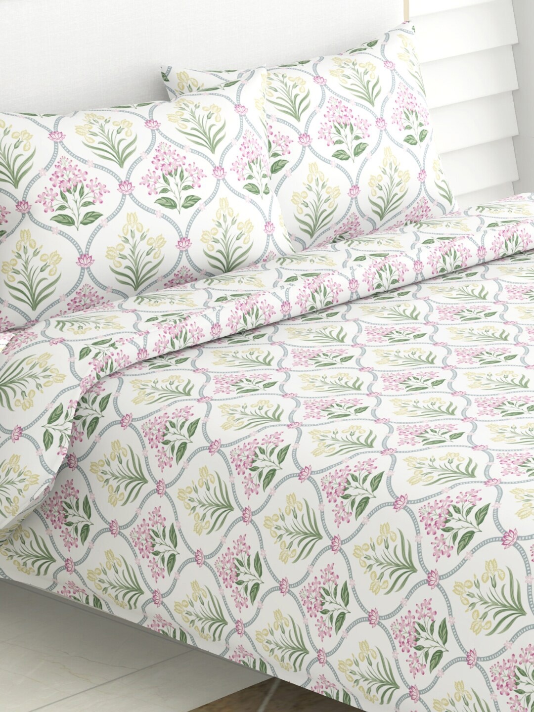 

haus & kinder Pink & White Floral Cotton 186 TC Queen Bedsheet With 2 Pillow Covers