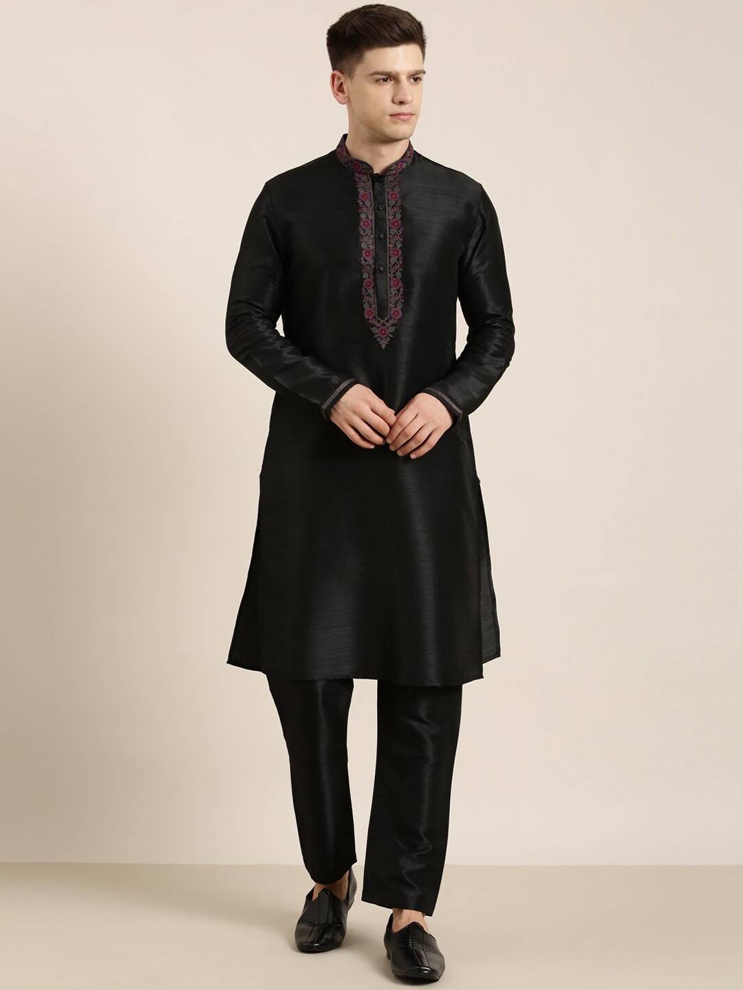 

TheEthnic.Co Mandarin Collar Thread Work Kurta, Black