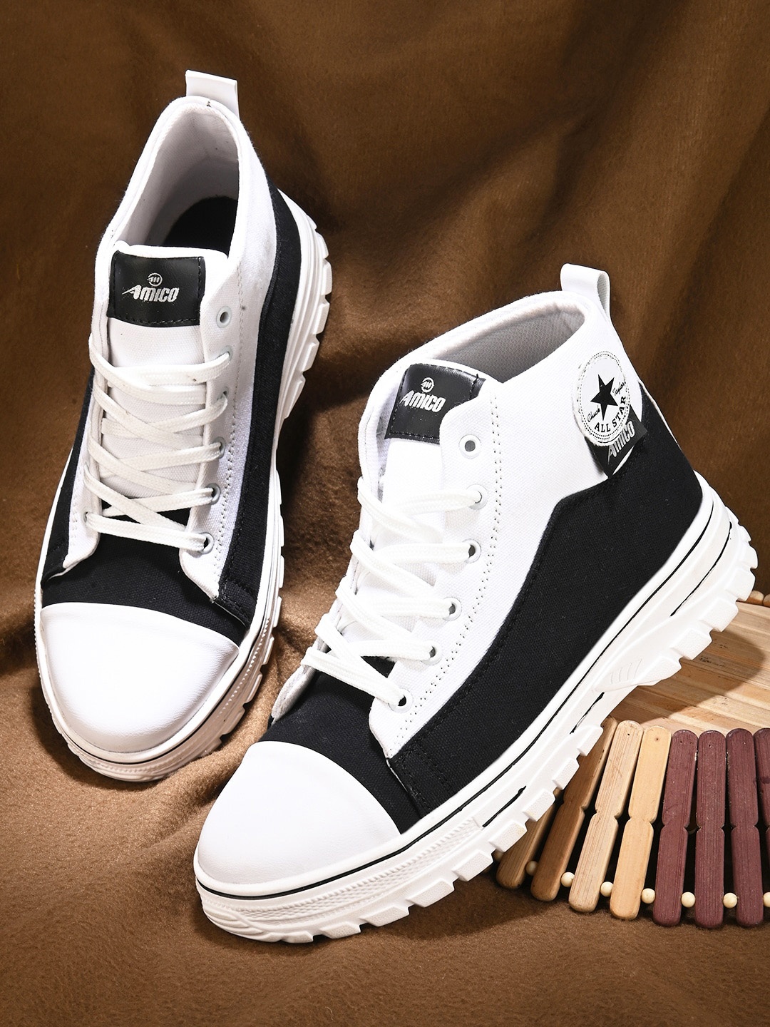 

AMICO Men Colourblocked Sneakers, White