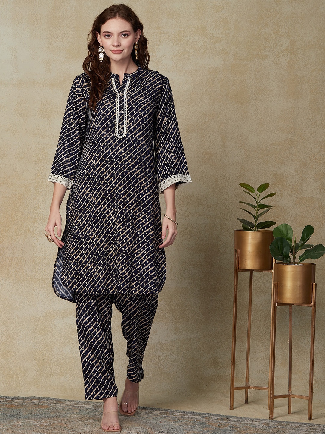 

FASHOR Leheriya Printed Mandarin Collar Foil Straight Kurta & Trousers, Blue