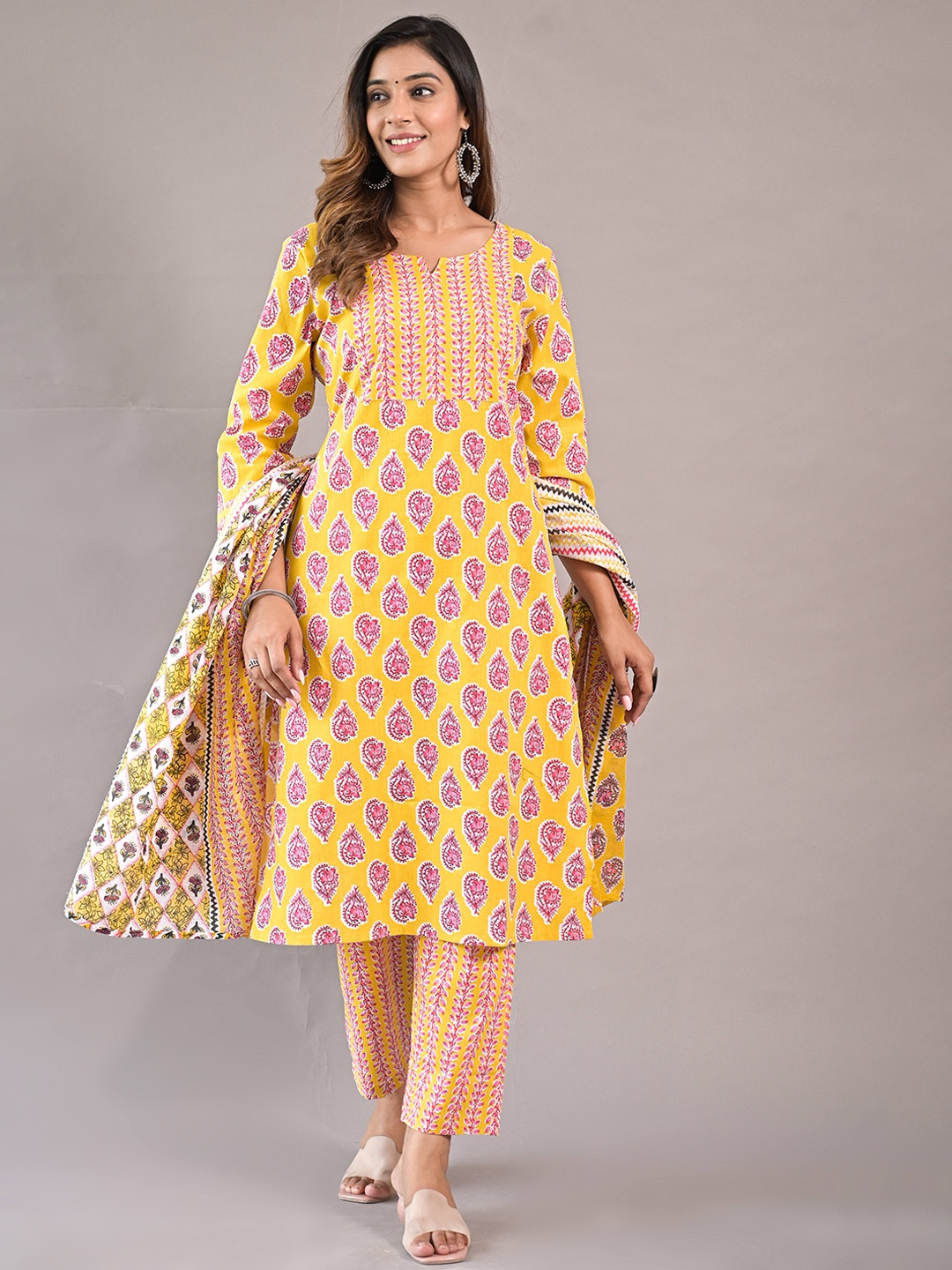 

Girly Girls Ethnic Motifs Printed Regular Pure Cotton Kurta with Trousers & Dupatta, Yellow