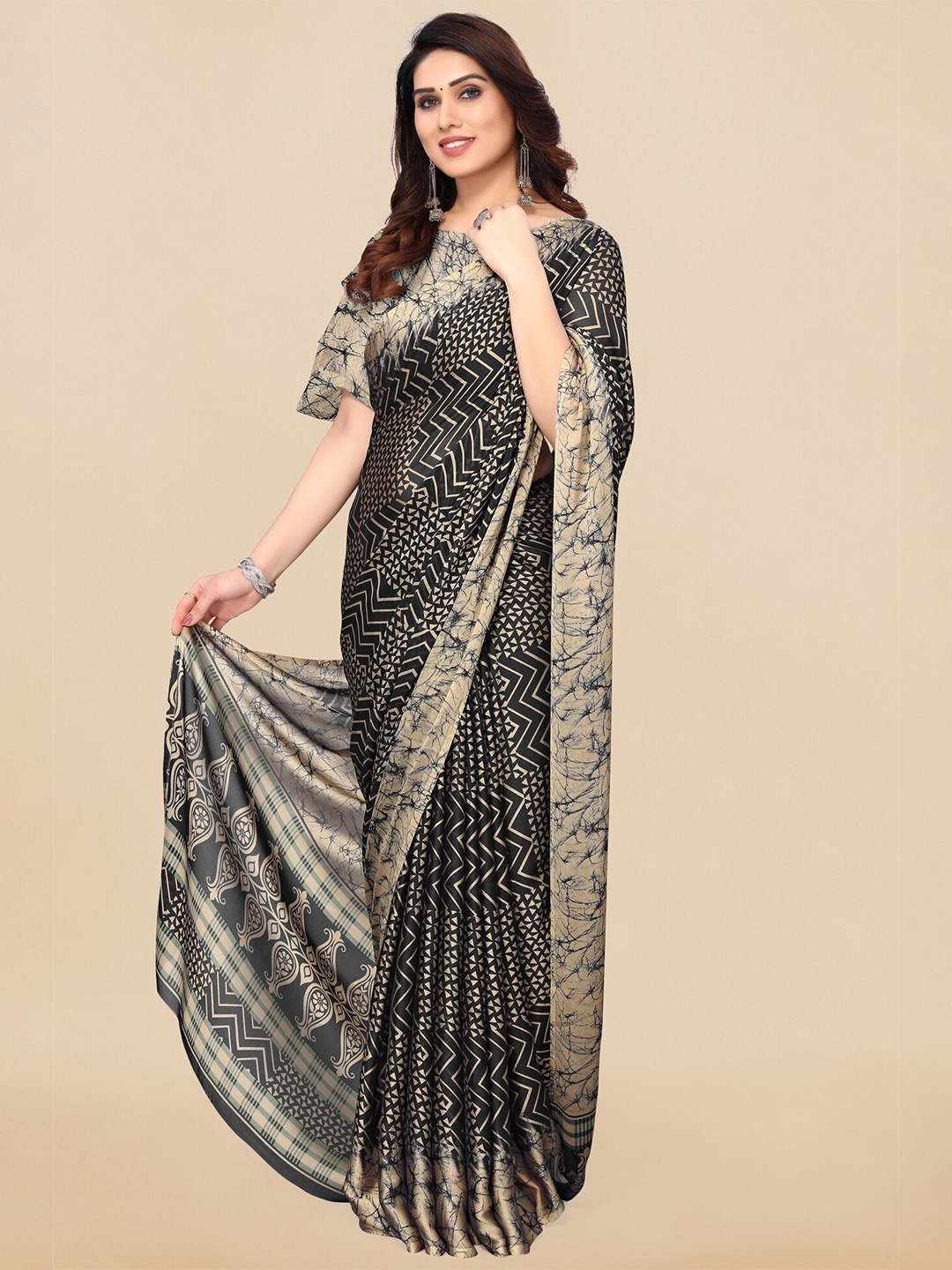 

MIRCHI FASHION Black & Cream-Coloured Geometric Printed Saree