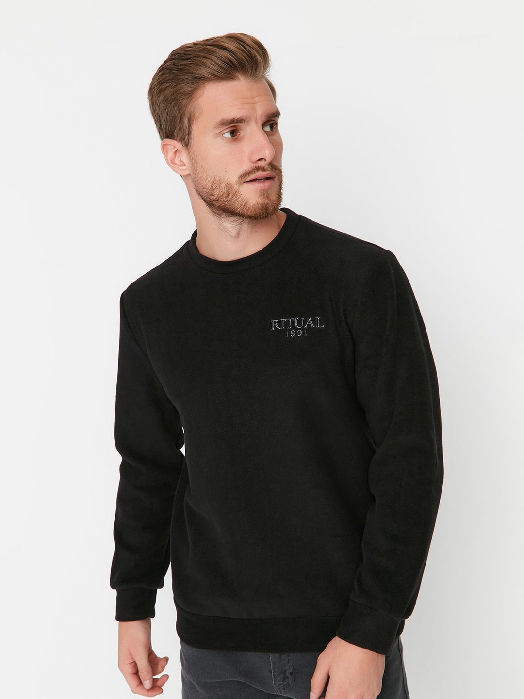 

Trendyol Round Neck Sweatshirt, Black