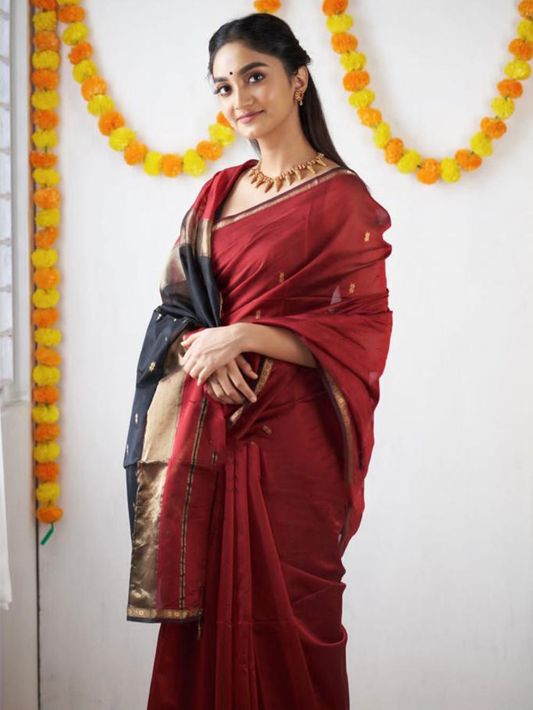 

SHIJILA Red & Black Woven Design Zari Silk Blend Kanjeevaram Saree