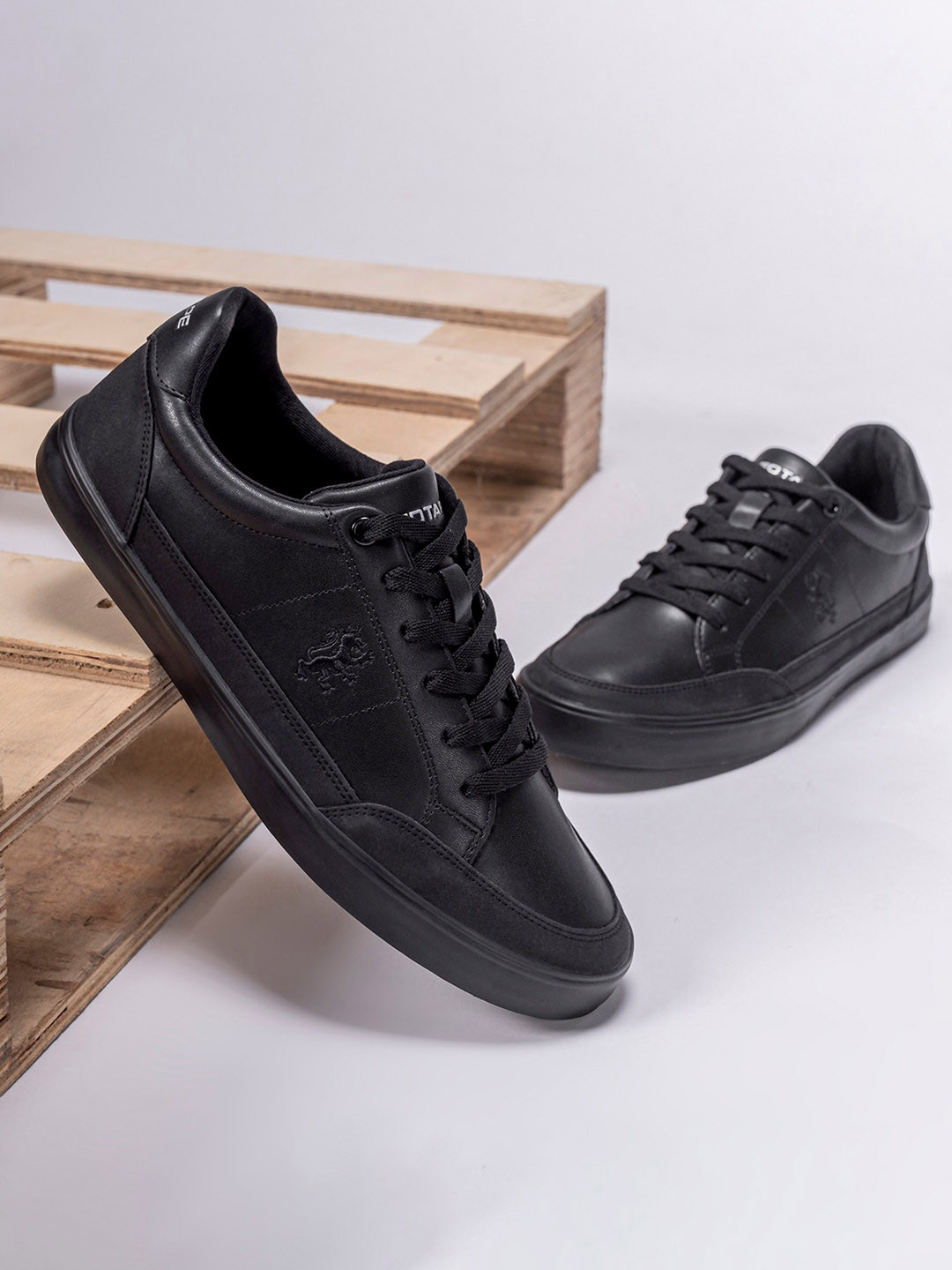 

Red Tape Men Lace-Ups Sneakers, Black