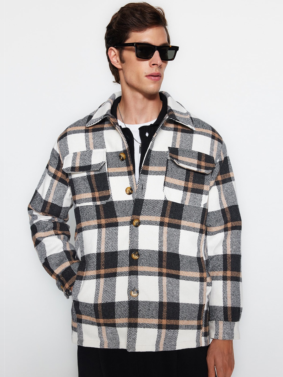 

Trendyol Tartan Checks Spread Collar Shackets, White