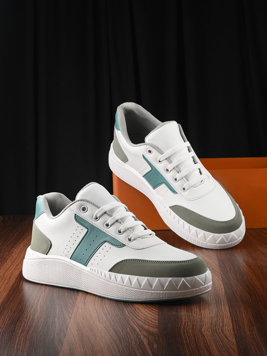 

The Roadster Lifestyle Co. Men White & Sea Green Colourblocked Lightweight Sneakers