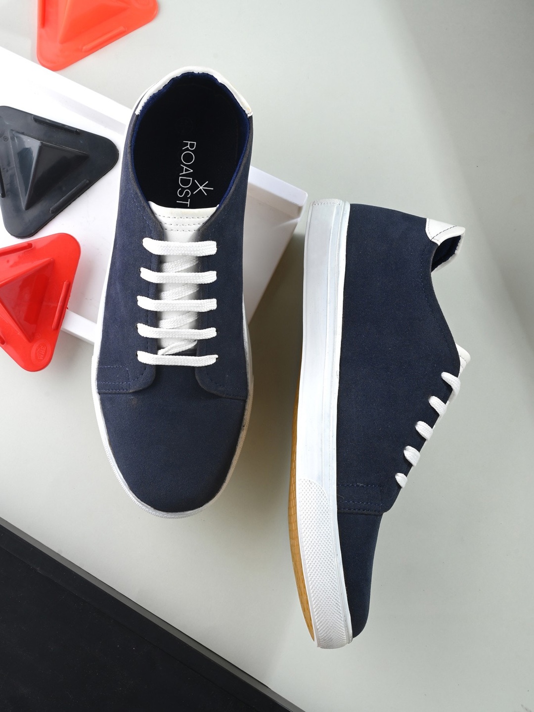 

The Roadster Lifestyle Co. Men Blue & White Lightweight Comfort Insole Sneakers