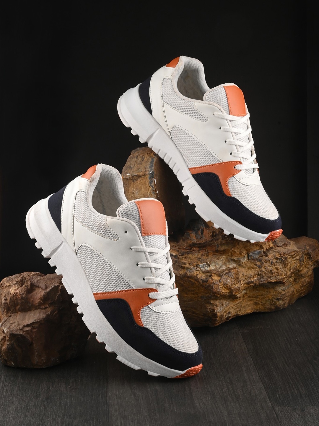 

The Roadster Lifestyle Co. Men White & Black Colourblocked Lightweight Sneakers