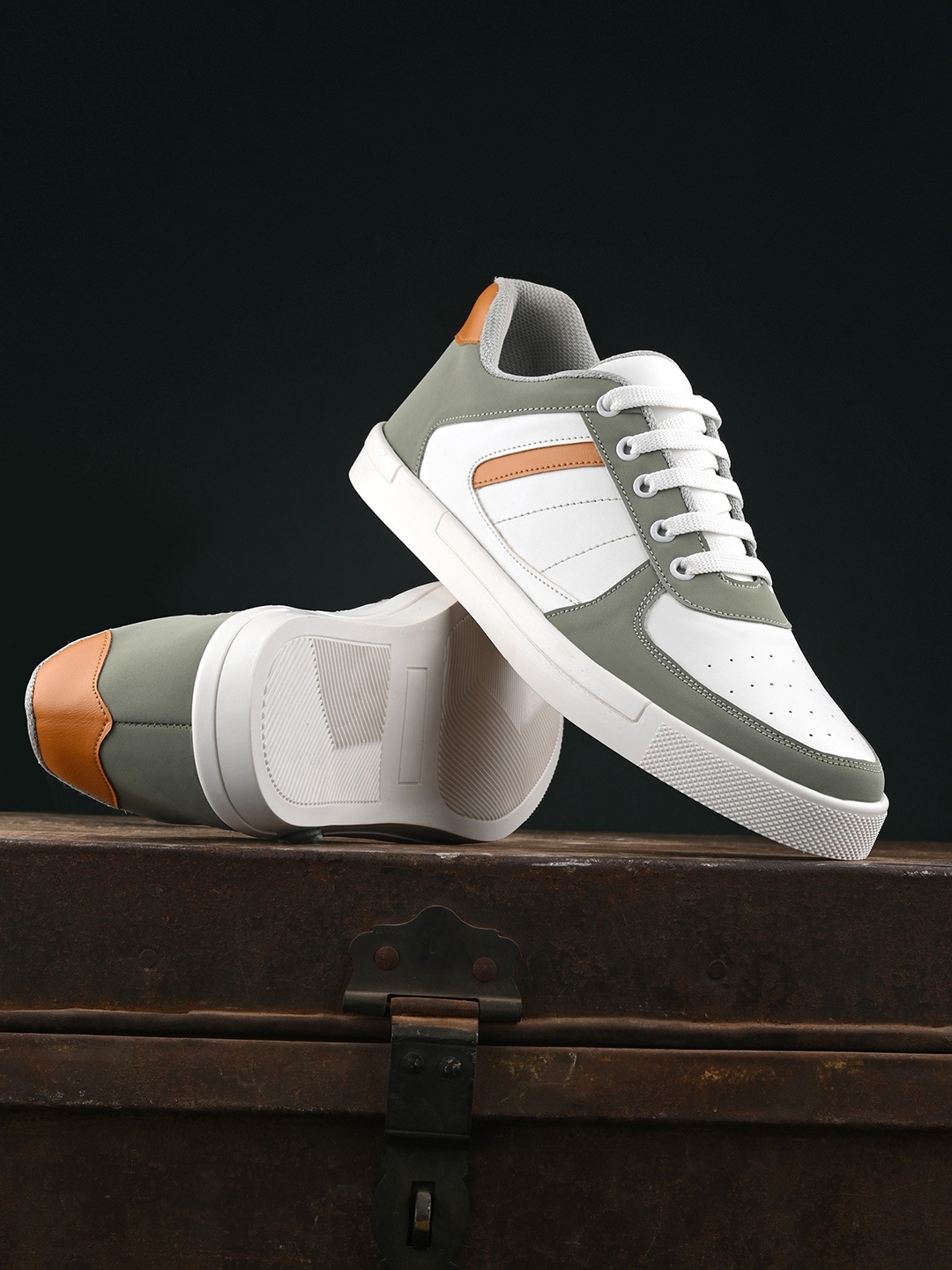 

The Roadster Lifestyle Co. Men Colourblocked Lightweight Sneakers, White