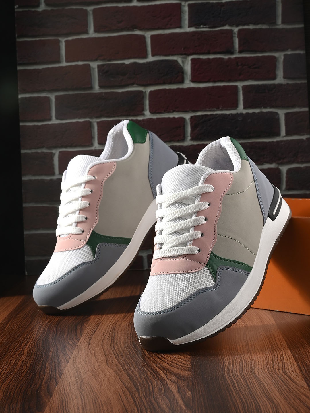 

The Roadster Lifestyle Co. Women White & Grey Colourblocked Lightweight Sneakers