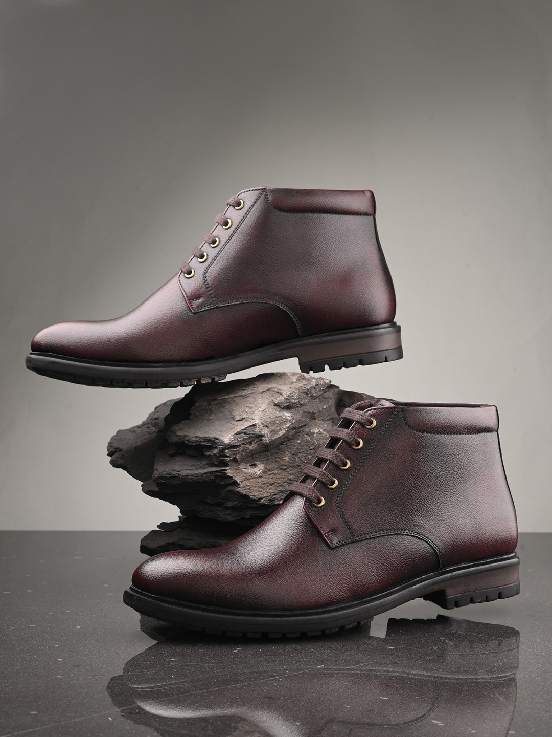 

San Frissco Men Textured Mid-Top Boots, Maroon