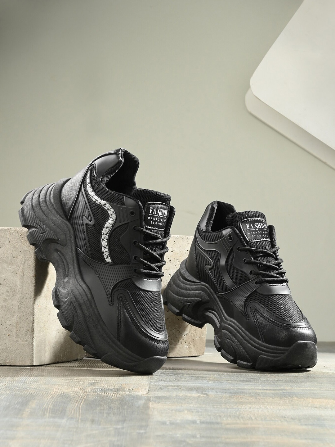 

The Roadster Lifestyle Co. Women Black Mesh Walking Shoes