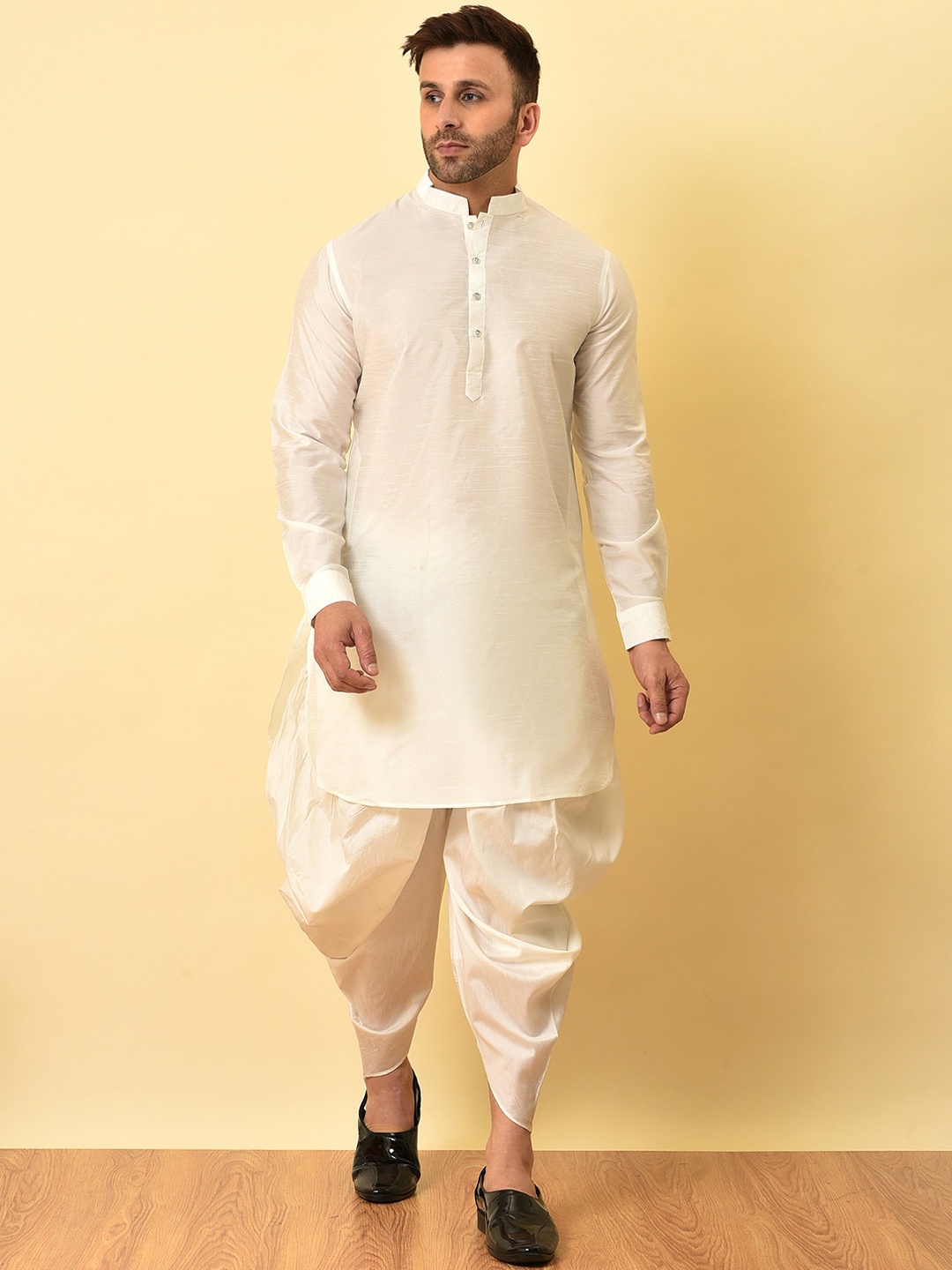 

Vgyaan Mandarin Collar Kurta With Dhoti Pants, White