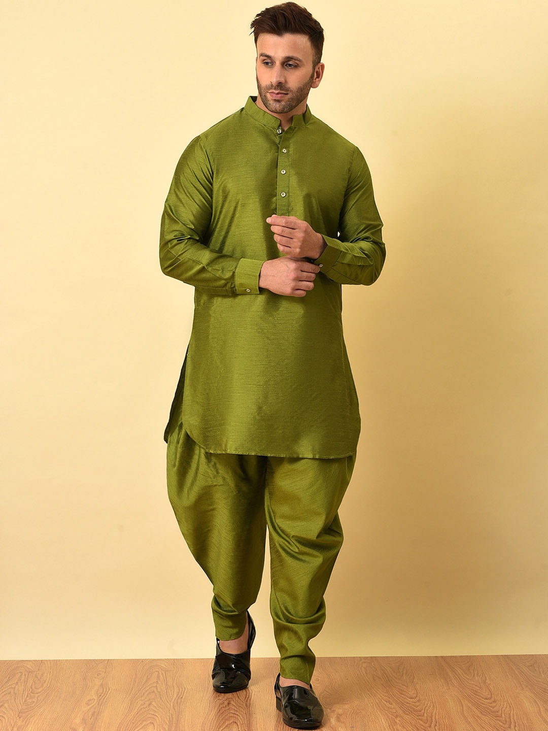 

Vgyaan Woven Design Band Collar Regular Kurta with Dhoti Pants, Olive