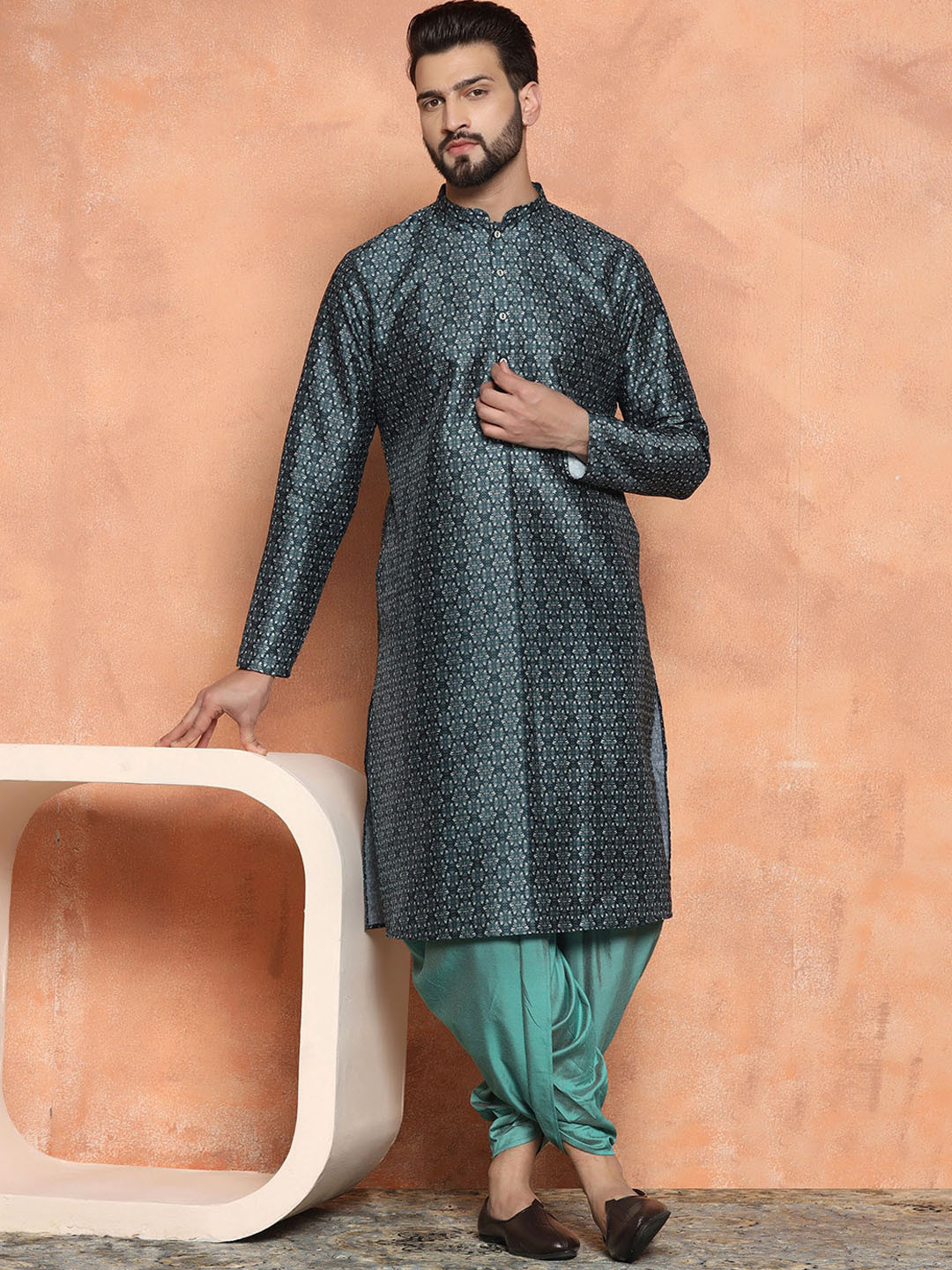 

Sangria Geometric Self Design Mandarin Collar Straight Kurta & Dhoti Pants, Green